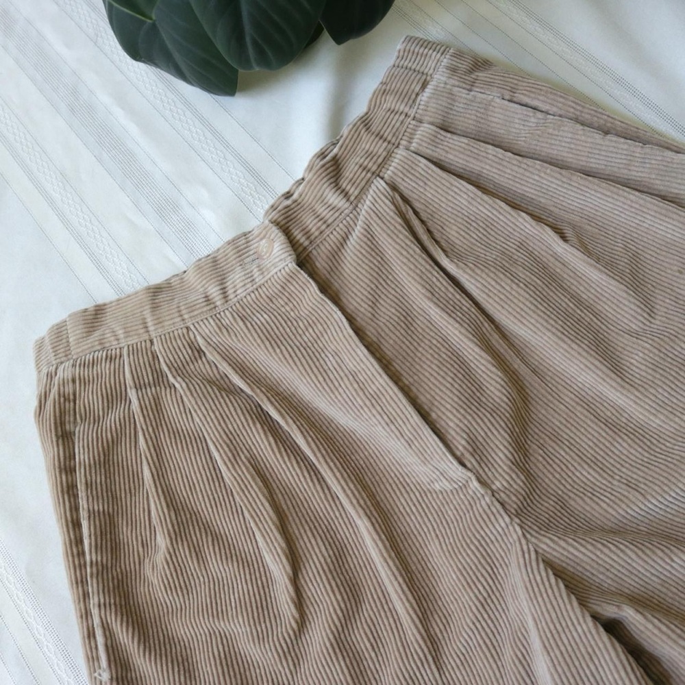 Vintage tan high waisted pleated corduroy shorts - Picture 2 of 8